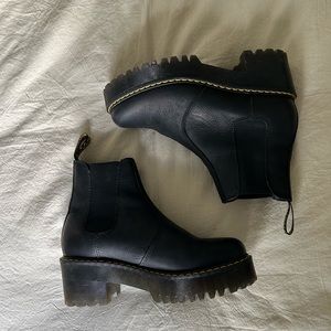 LIKE NEW platform doc marten Chelsea boots